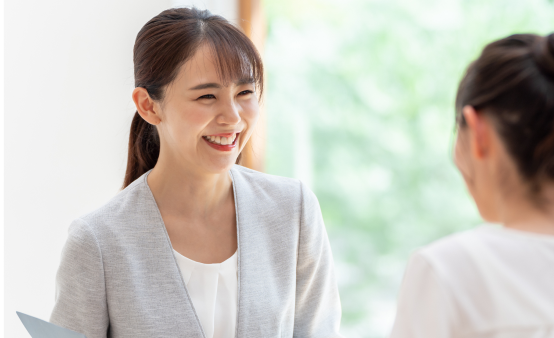 笑顔で相談対応をする入居相談員